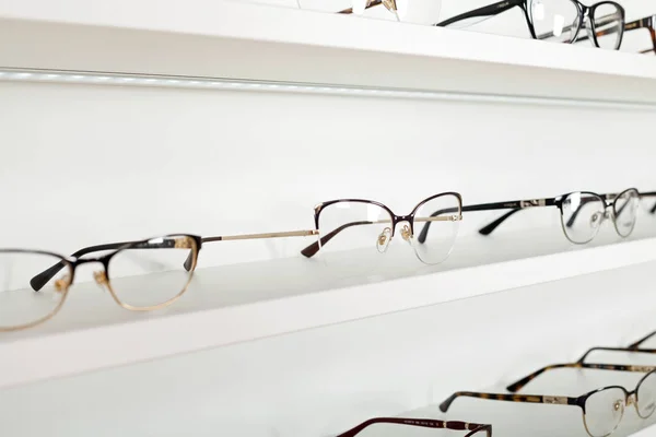 Las Gafas Moda Correctivas Para Los Ojos Estante Tienda Óptica — Foto de Stock