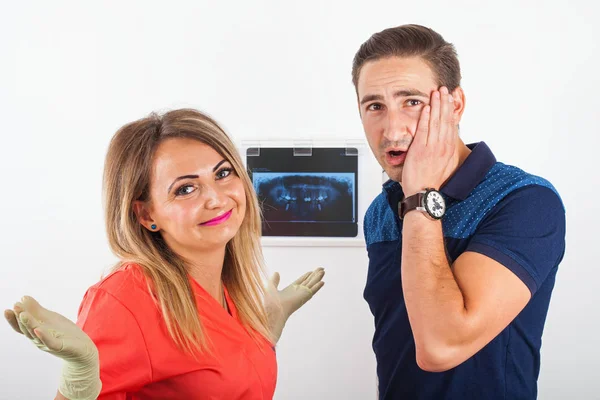 Dentista Está Mostrando Paciente Una Radiografía — Foto de Stock