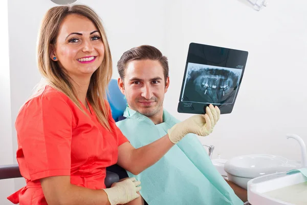 Zubař Ukazuje Svého Pacienta Rentgen — Stock fotografie