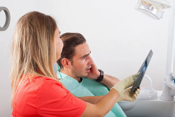 Dentista Está Mostrando Paciente Una Radiografía — Foto de Stock