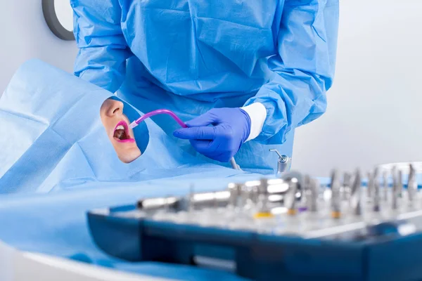 Dentysta Niebieskim Mundurze Wykonywania Gabinet Stomatologiczny Implant — Zdjęcie stockowe
