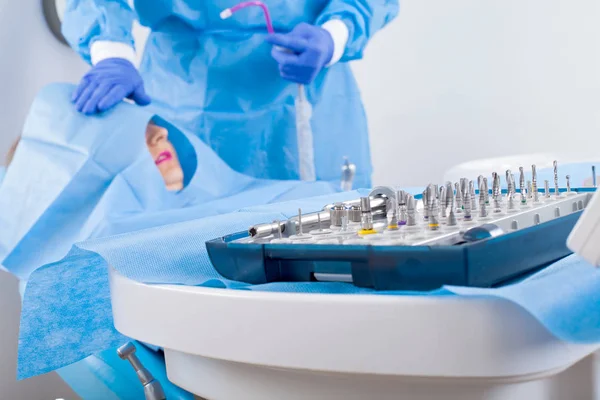 Dentista Uniforme Azul Realizando Cirugía Implantes Dentales — Foto de Stock