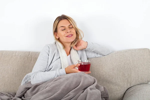 Schöne Frau Entspannt Sich Auf Dem Sofa Und Trinkt Heißen — Stockfoto