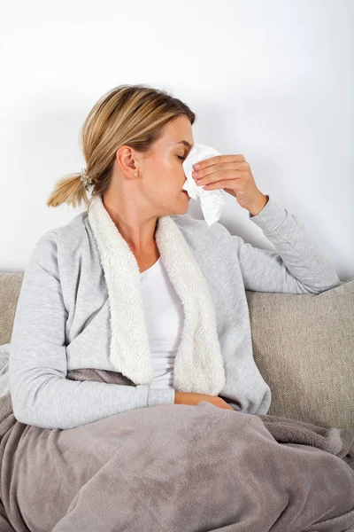 Picture Sick Young Lady Sitting Couch Blowing Her Runny Nose — Stock Photo, Image