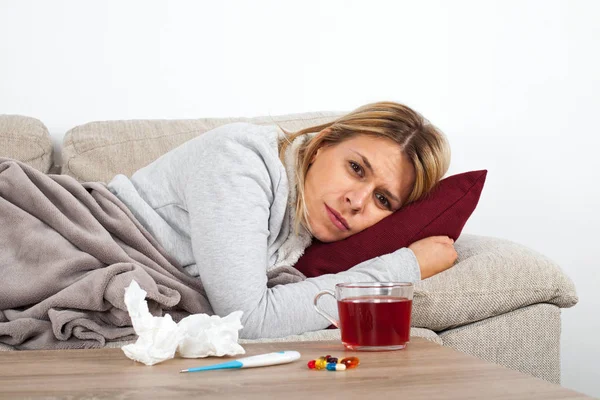 Mujer Joven Que Tiene Gripe Estacional Está Descansando Thesofa Beber — Foto de Stock