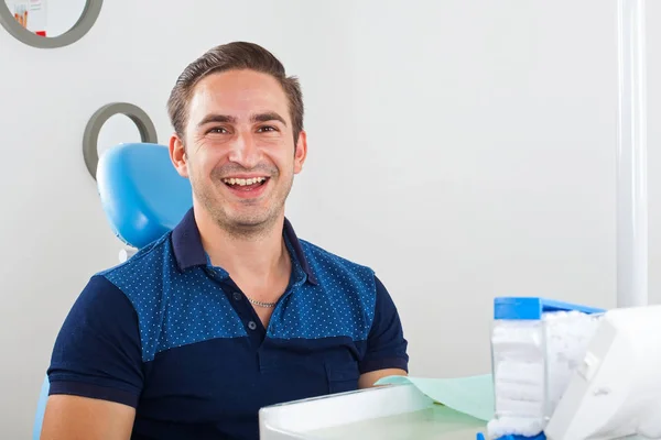 Feliz Paciente Masculino Sentado Una Silla Dental —  Fotos de Stock