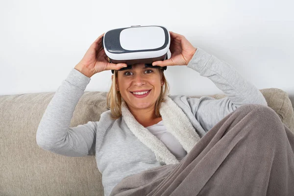 Jovencita Alegre Sentada Sofá Disfrutando Auricular Realidad Virtual — Foto de Stock