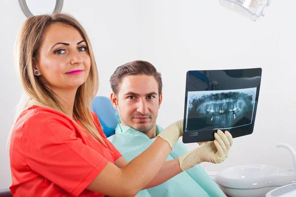 Οδοντίατρος Δείχνει Την Ασθενή Μια Ακτινογραφία — Φωτογραφία Αρχείου