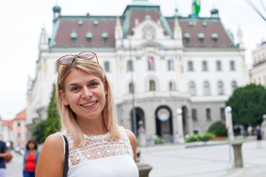 Ljubljana Old Town içinde bir yaz sabahı poz neşeli genç kadın
