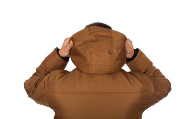 Yakışıklı genç adam bir hafif kahverengi kış kapüşonlu parka ceket - arkadan görünüm