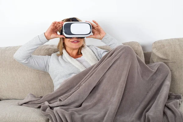 Žena Sledování Virtuální Realita Video Mikrofonem Při Odpočinku Pohovce — Stock fotografie