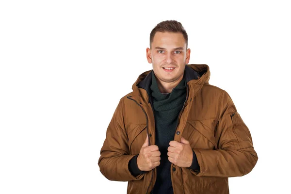 英俊的年轻人穿着浅棕色的冬季帕卡夹克 微笑对照相机在被隔绝的背景 — 图库照片