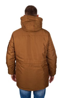 Yakışıklı genç adam bir hafif kahverengi kış kapüşonlu parka ceket - arkadan görünüm