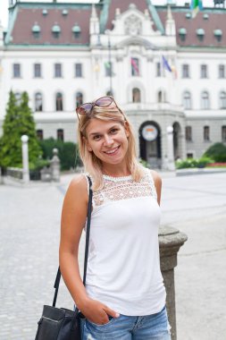 Ljubljana Old Town içinde bir yaz sabahı poz neşeli genç kadın