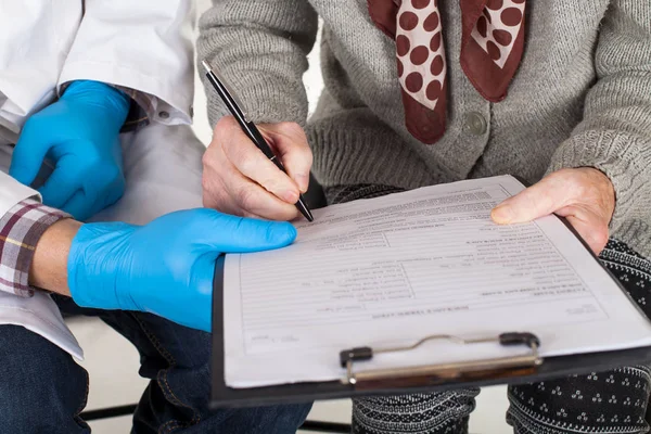 Äldre Kvinnas Hand Underteckna Ett Dokument — Stockfoto