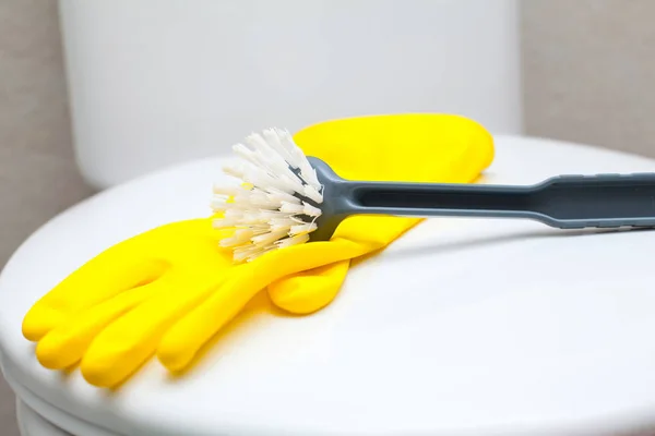 Bunte Badezimmerreinigungsprodukte Und Gelbe Gummihandschuhe Weiße Toilettenschüssel Hintergrund — Stockfoto