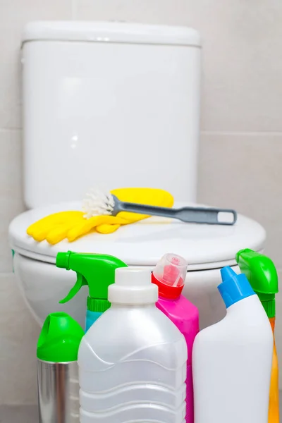 Bunte Badezimmerreinigungsprodukte Und Gelbe Gummihandschuhe Weiße Toilettenschüssel Hintergrund — Stockfoto