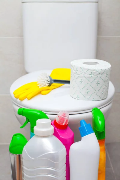 Πολύχρωμο Μπάνιο Καθαρισμού Προϊόντα Και Κίτρινα Λαστιχένια Γάντια Λευκό Λεκάνη — Φωτογραφία Αρχείου