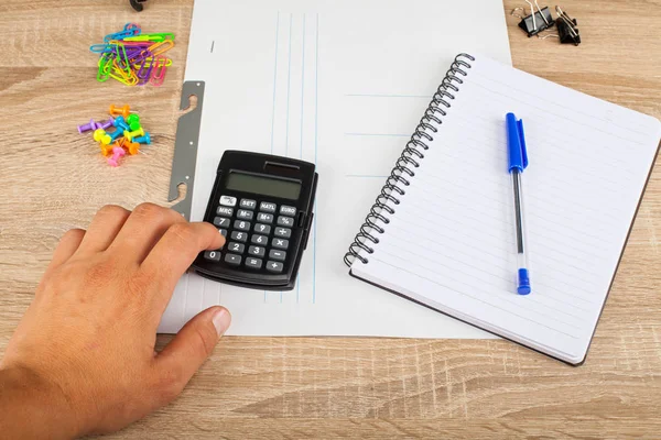 Levering Van School Leren Menselijke Hand Houten Achtergrond — Stockfoto