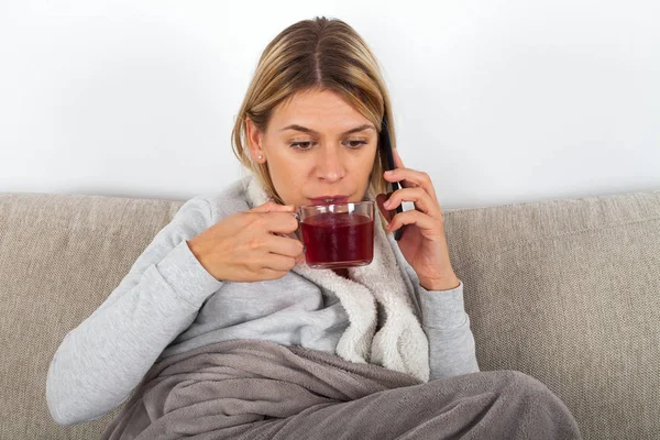 Cheerful Young Woman Relaxing Sofa Drinking Hot Tea Talking Phone — Stock Photo, Image