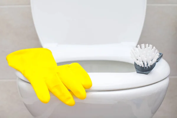Bunte Badezimmerreinigungsprodukte Und Gelbe Gummihandschuhe Weiße Toilettenschüssel Hintergrund — Stockfoto