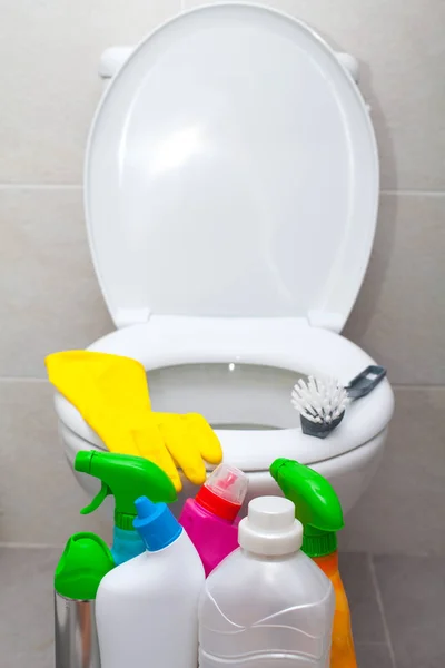 Produtos Limpeza Banheiro Coloridos Luvas Borracha Amarela Panela Lavatório Branco — Fotografia de Stock