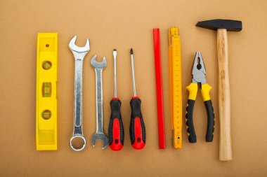 İnşaat ekipmanları, kademeli turuncu zemin üzerine araçları