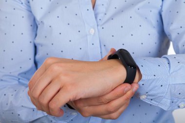 Onun pluse ve adımları için gün kontrol Grup, genç erkek mi giyiyor resmini yakından uygun