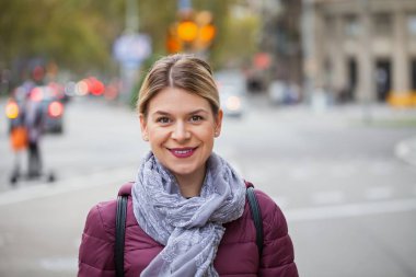 Portre çekici bir genç kadın, ziyaret Barselona, İspanya, Kasım - City break