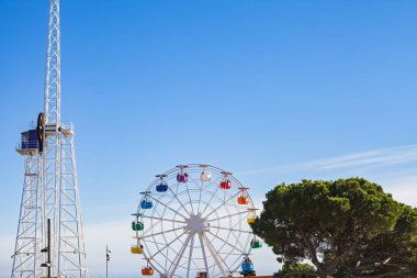 Tibidabo eğlence parkı - renkli dönme dolap ve mavi gökyüzü