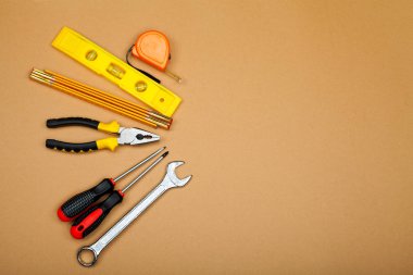 İnşaat ekipmanları, kademeli turuncu zemin üzerine araçları