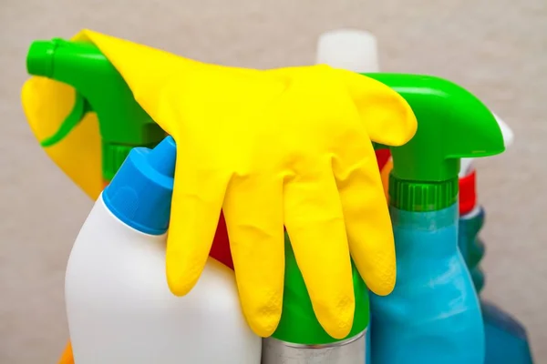 Bouteilles Colorées Produits Nettoyage Gants Latex Jaune Dans Salle Bain — Photo