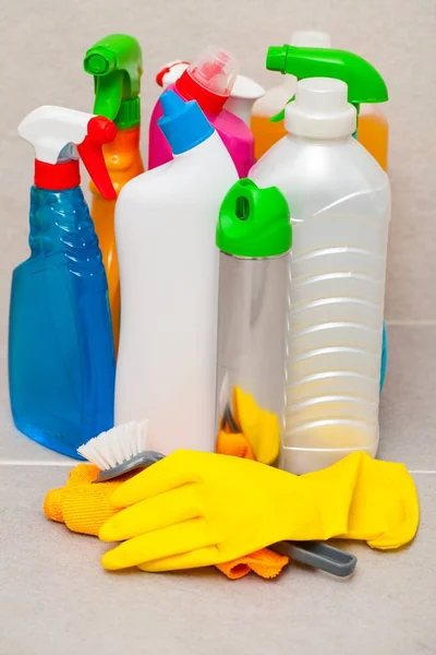 Bottiglie Colorate Prodotti Pulizia Guanti Gialli Lattice Bagno Igiene Extra — Foto Stock