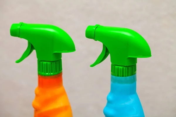 Garrafas Spray Coloridas Detergente Produtos Limpeza Banheiro — Fotografia de Stock