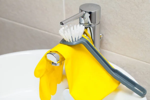 Zavřete Obrázek Žluté Gumové Rukavice Ang Kartáč Pro Čištění Koupelna — Stock fotografie