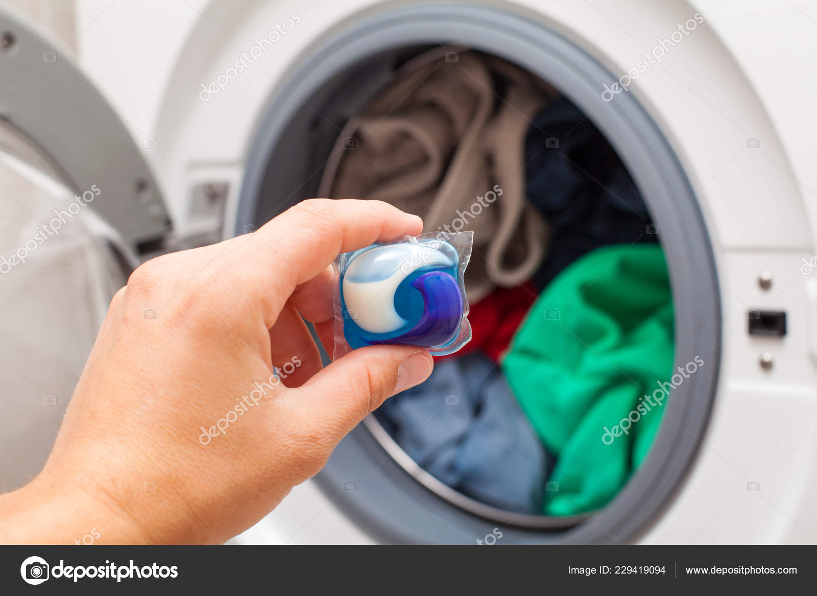 laser Kiezelsteen zeemijl Close Picture Person Holding Laundry Detergent Pod Capsule Washing Machine  Stock Photo by ©ocskaymark 229419094