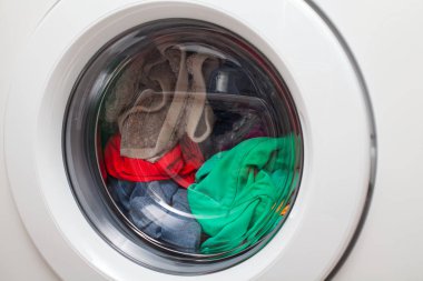 Modern otomatik çamaşır makinesi renkli giysileri ile yüklü