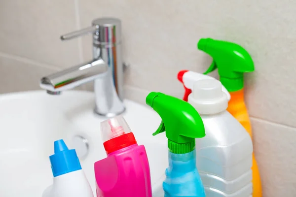 Bouteilles Colorées Détergent Pour Hygiène Dans Salle Bain — Photo