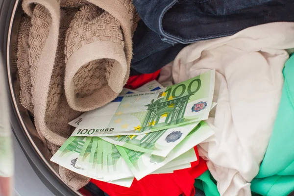 Çamaşırhane Euro Para Birimi Ile Para Çamaşır Makinesinde Yüklü — Stok fotoğraf