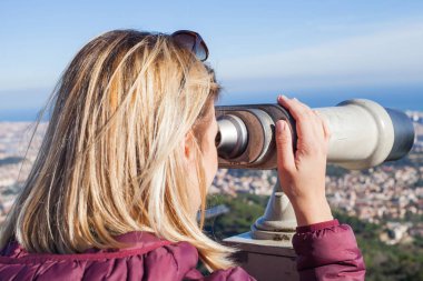Sarışın kadın turist Tibidabo - panoramik manzaralı Barcelona, Catalunia üst kısmında dürbün arıyorum