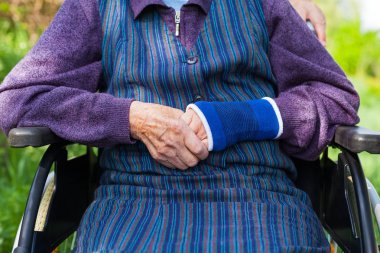 Açık tekerlekli sandalyede oturan kadın kıdemli devre dışı