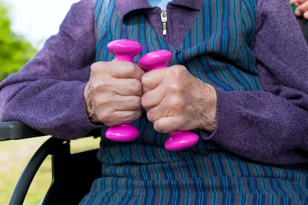 Behinderte Ältere Frau Sitzt Rollstuhl Und Hält Hantel Ihren Faltigen — Stockfoto