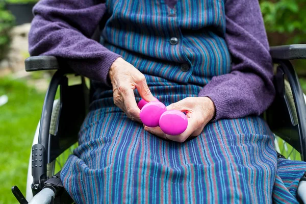 Инвалидная Пожилая Женщина Сидит Инвалидном Кресле Держа Гантель Морщинистых Руках — стоковое фото