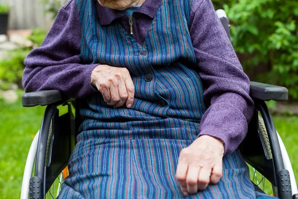 屋外に車椅子に座っている年配の女性を無効に — ストック写真