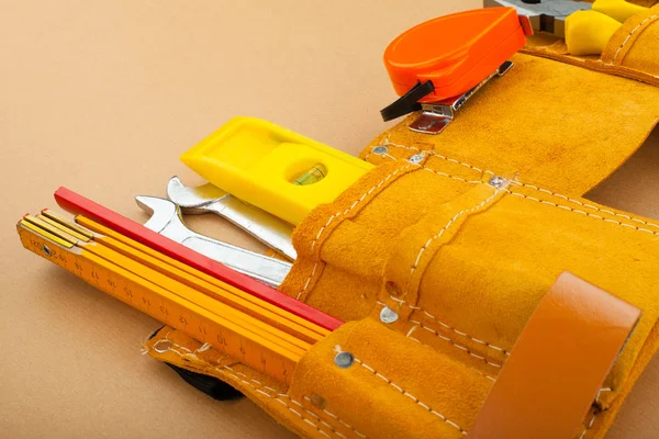 建筑设备 工具在逐渐橙色背景 — 图库照片