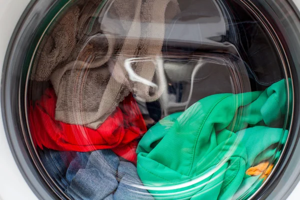 Máquina Lavar Roupa Automática Moderna Carregada Com Roupas Coloridas — Fotografia de Stock