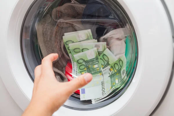 Çok Para Çamaşır Makinesine Adam Kapıyı Açmaya Çalışırken Sıkışmış — Stok fotoğraf