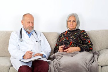 Doktor bir yaşlı hastalarda evde teşhis Pano ile