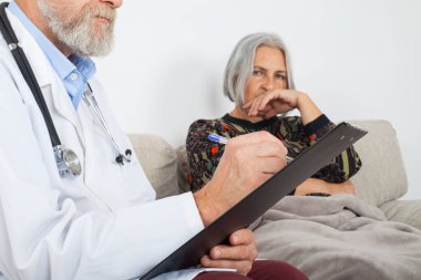 Doktor bir yaşlı hastalarda evde teşhis Pano ile