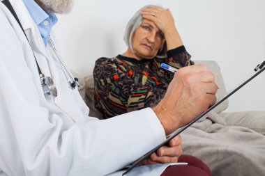 Doktor bir yaşlı hastalarda evde teşhis Pano ile